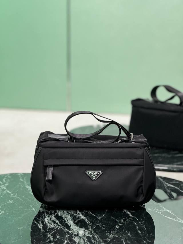 经典邮差包 大号 升级版 这款翻盖式单肩包采用尼龙和Saffiano皮革等标志性的p家材质制作。单肩包配有内部和外部口袋，并饰有三角形金属徽标，兼具功能性与品牌