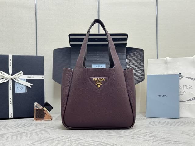 中号菜篮子，金扣1Bg335新款中号购物袋 流浪包 这款中号购物袋采用进口羊皮，复杂手工车线菱格，手感柔软超赞，超大空间 格层多，轻便非常实用，这个中号尺寸是最