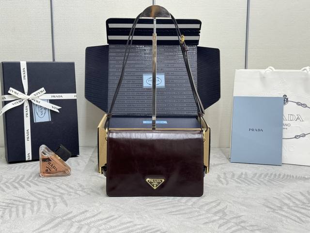 新款油腊皮邮差包1Bd082 这款邮差包采用进口油腊皮，油亮的色泽散发出古典气息，配有一条可拆卸调节的长肩带，可肩背和斜挎，内里两个内袋，后幅一个拉链袋。容量空