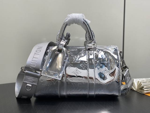 出厂价p 顶级原单 M26903银色 镜面漆皮枕头包 Keepall BandoulièRe 25 手袋 本款 Keepall BandoulièRe 25 手 出厂价p 顶级原单 M26903银色 镜面漆皮枕头包 Keepall BandoulièRe 25 手袋 本款 Keepall BandoulièRe 25 手