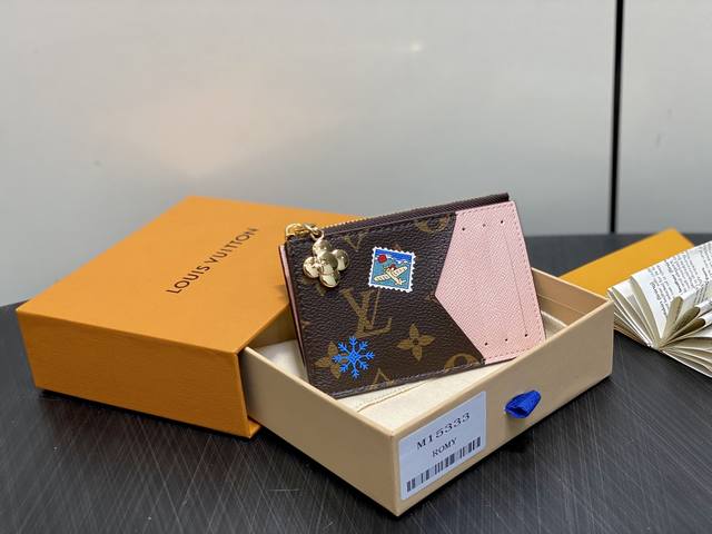 出厂价p 顶级原单 M15333丝印 圣诞款卡包钱包 Romy 卡夹 本款 Romy 卡夹演绎 Vivenne Wintery Travel 系列的玩趣新姿。M