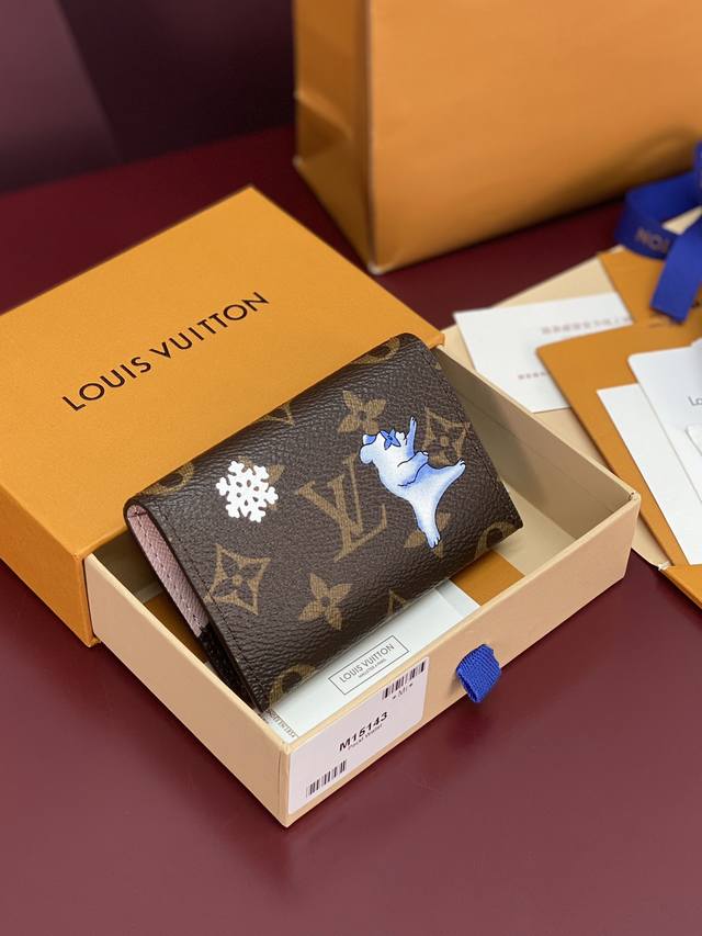 出厂价p M15343 圣诞款！Slim 卡夹 高品质 本款 Slim 卡夹为 Monogram 帆布融入撞色皮革内衬，以品牌吉祥物 Vivienne 的灵动形