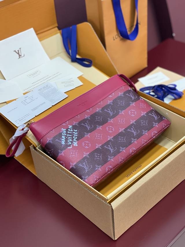 出厂价p 升级版本M11545 紫条纹！pochette Voyage Souple 手拿包 pochette Voyage Souple 手拿包取材柔软 Mo