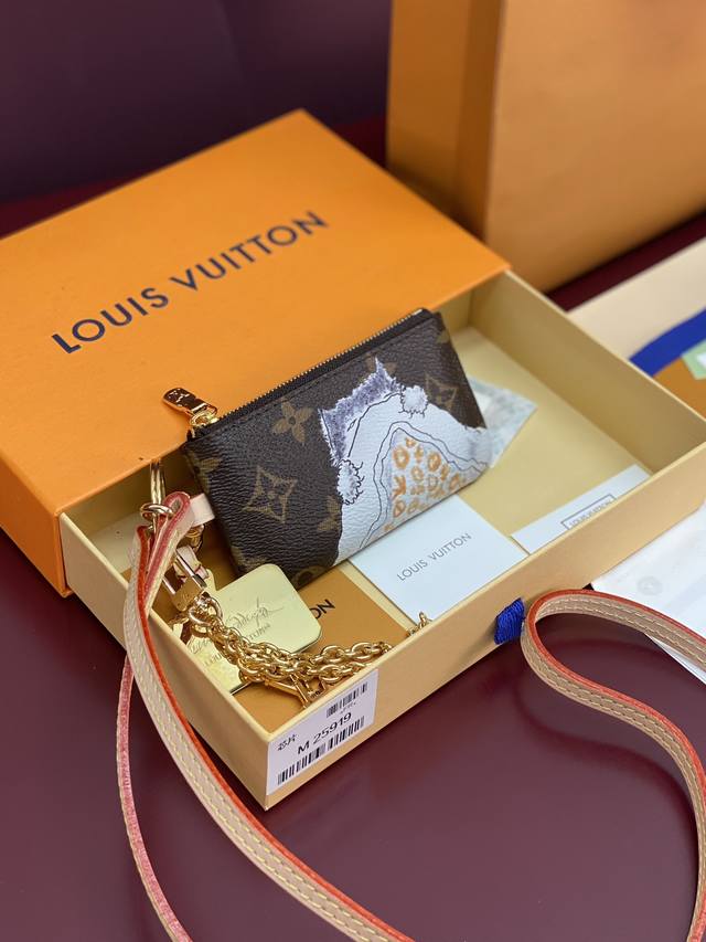 出厂价p M25919 丝印猫！手机挂饰 本款手机挂饰以时尚偶像 Grace Coddington 的手绘图案彰显她对猫咪的喜爱之情，印证路易威登与这位美国版