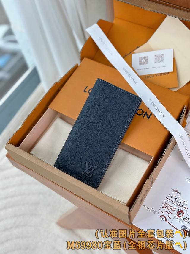 出厂价p M69980 宝蓝 A级全钢版 个性化定制、变码芯片！Brazza 錢包 這款品牌標誌性的Brazza長型錢包以粒面牛皮製造，綴有銀色金屬件，締造典雅