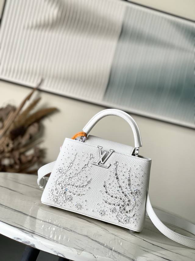 出厂价p 特级原厂皮 M25934 白色小号 作为“非凡系列”的一部分，这款卡普尼迷你包重新设计，采用了精致的刺绣工艺。它由小牛皮制成，装饰着闪耀的亮片，呈现出