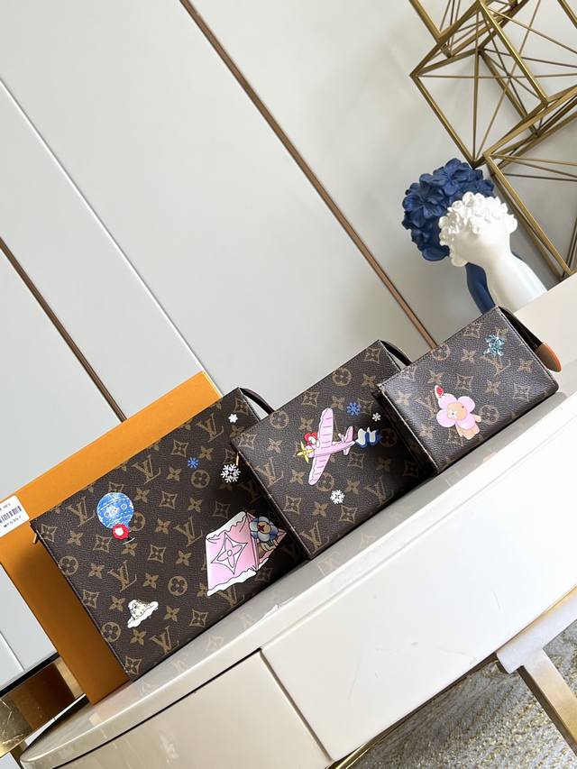 出厂价p 顶级原单 M15357 本款盥洗袋取材 Monogram 涂层帆布，巧妙呈现品牌吉祥物的奇幻冒险之旅。Vivienne 搭乘火车、骑行、徒步乃至乘坐热