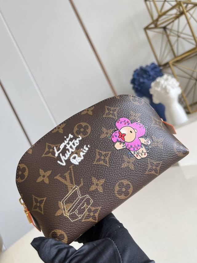 出厂价p 顶级原单 M15359 本款 pochette CosméTique 小号化妆包拼接 Monogram Trianon 涂层帆布与可水洗内衬。耀目拉链