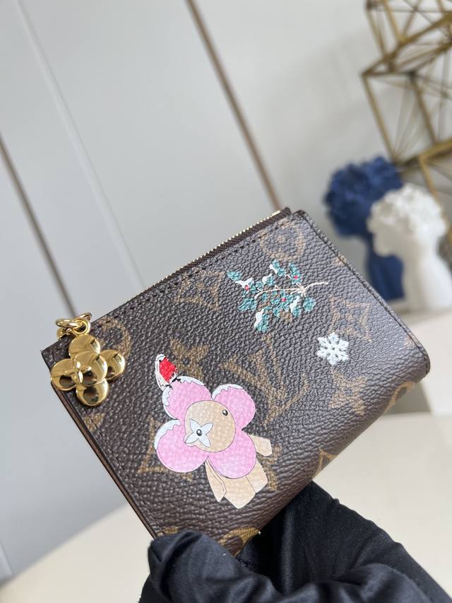 出厂价p 顶级原单 M15334 本款 Lisa 钱夹来自 Vivienne Wintery Travel 系列，邀请品牌吉祥物 Vivienne 化身妙趣拉链