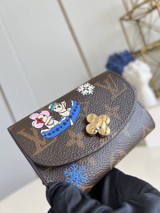 出厂价p 顶级原单 M15323 Vivenne Wintery Travel 系列为 Rosalie 零钱包带来诙谐新意。Vivienne 造型按扣和正面插画