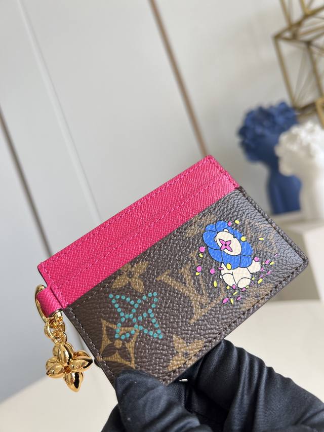 出厂价p 顶级原单 M15332 作为 Vivienne 冬季假日系列的一员，这款趣味盎然的 Lv Charms 卡夹以其素雅饰边，为任意配饰系列注入一抹亮色。