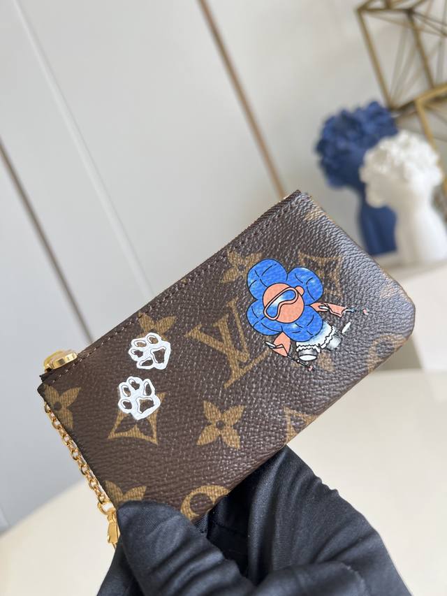 出厂价p 顶级原单 M15341 Vivienne Wintery Travel 系列推出此款钥匙零钱包，以 Monogram 帆布呈现品牌吉祥物的萌趣插画和爪