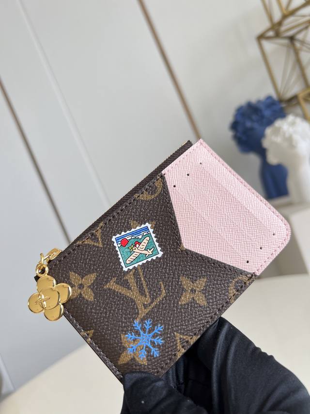出厂价p 顶级原单 M15333 本款 Romy 卡夹演绎 Vivenne Wintery Travel 系列的玩趣新姿。Monogram 帆布搭配皮革内衬，拉
