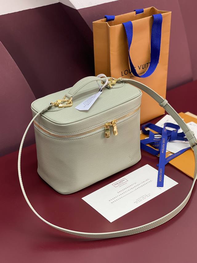 出厂价p M25857 浅绿色 大号！水波纹化妆包 当季新款 Nice Nano 化妆包 本款 Nice Nano 化妆包以粒面 Epi 皮革和可水洗织物内衬构