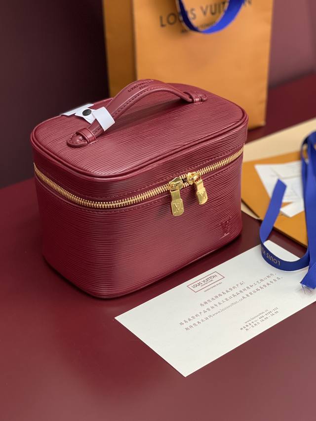 出厂价p M25856 紫色 中号！水波纹化妆包 当季新款 Nice Nano 化妆包 本款 Nice Nano 化妆包以粒面 Epi 皮革和可水洗织物内衬构筑