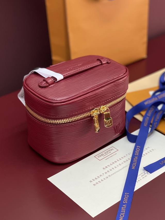 出厂价p M25855 紫色 小号！水波纹化妆包 当季新款 Nice Nano 化妆包 本款 Nice Nano 化妆包以粒面 Epi 皮革和可水洗织物内衬构筑