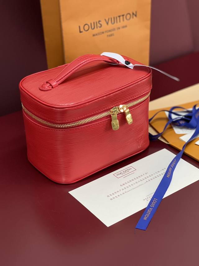 出厂价p M25856 红色 中号！水波纹化妆包 当季新款 Nice Nano 化妆包 本款 Nice Nano 化妆包以粒面 Epi 皮革和可水洗织物内衬构筑