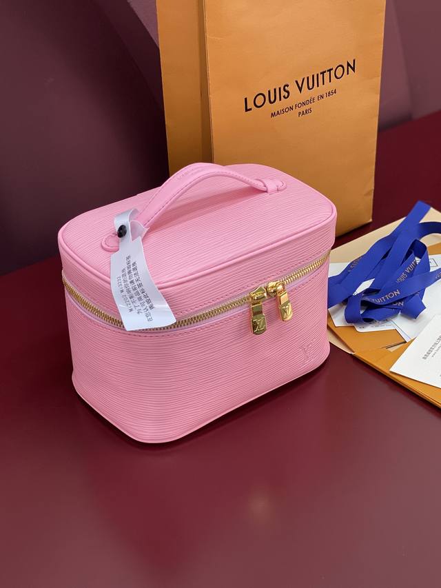 出厂价p M25856粉色 中号！水波纹化妆包 当季新款 Nice Nano 化妆包 本款 Nice Nano 化妆包以粒面 Epi 皮革和可水洗织物内衬构筑华