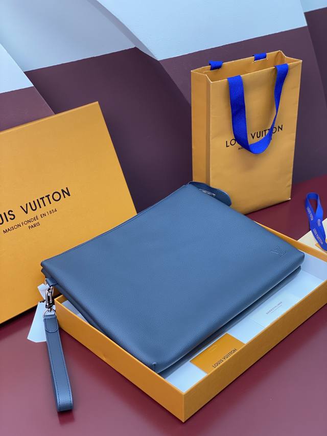 出厂价p M25943蓝色！ 头层牛皮制作 Duo pouch 手拿包 Duo口袋由牛皮革制成,带有三个独立的内饰,灵感来自笔记本电脑包,并设定了新的口音。该型