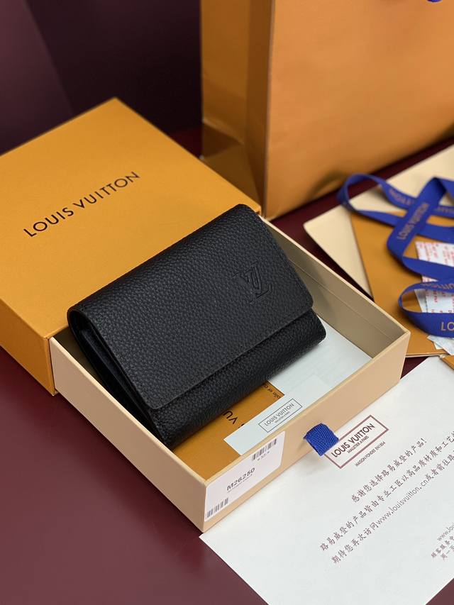 出厂价p M26250 黑色！凹凸标！Victor 錢包、這款小巧的Victor錢包以Monogram Shadow牛皮製作，牛皮細緻的Monogram壓花圖案