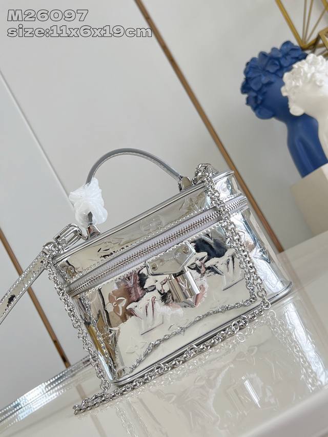 独家实拍 M26097 本款 Vanity Chain pouch 手袋出自 Lv Ski 系列，向品牌传统化妆箱汲取灵感，以 Monogram Miroir