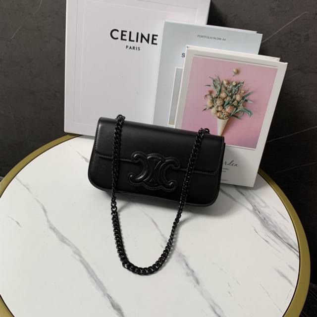正品级 新品上线｜Celine 春夏新款 新出皮扣链条腋下包，新出的亮点在于从经典金属凯旋门换了立体皮扣浮雕凯旋门、链条的质感让整个包感觉更奢侈高调，气质永远在