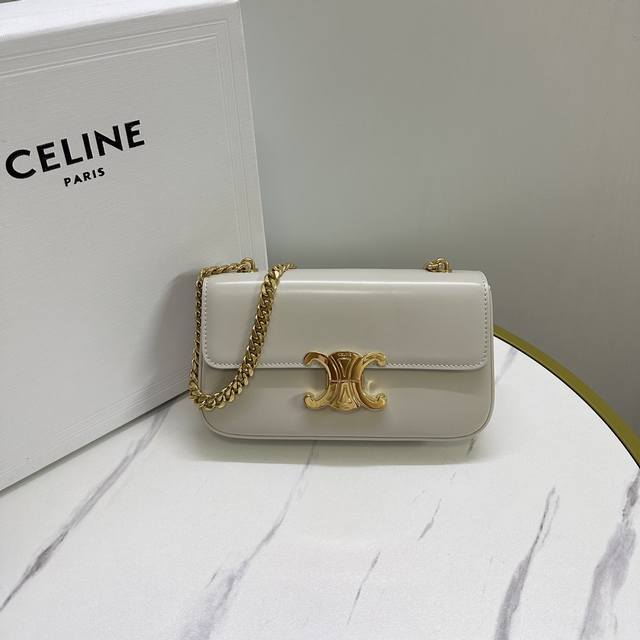 正品级 Celine 春夏系列 新出短款链条腋下包,整体大小与旧款牛皮肩带腋下包差不多,设计把牛皮肩带换成链条,链条的质感让整个包感觉更奢侈高调,永远更显气质 正品级 Celine 春夏系列 新出短款链条腋下包,整体大小与旧款牛皮肩带腋下包差不多,设计把牛皮肩带换成链条,链条的质感让整个包感觉更奢侈高调,永远更显气质