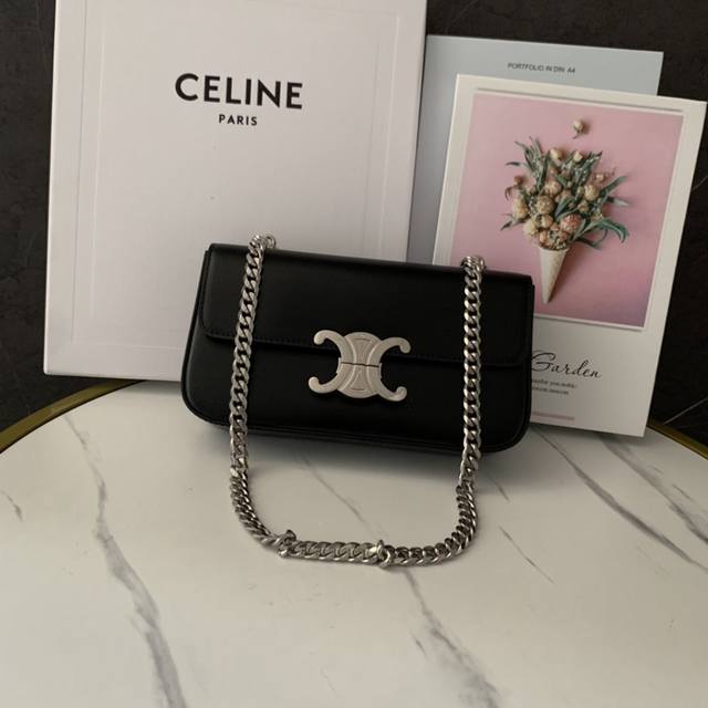 正品级 Celine 春夏系列 新出短款链条腋下包，整体大小与旧款牛皮肩带腋下包差不多，设计把牛皮肩带换成链条，链条的质感让整个包感觉更奢侈高调，永远更显气质