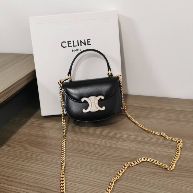 正品级 Besace Triomphe迷你亮泽牛皮革水钻锁扣链条手袋 本款型无法装下plus等偏大的智能手机机型 斜挎和肩背 Triomphe金属按扣开合，饰有