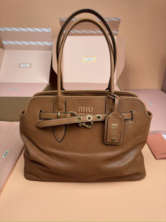 原厂皮 ，配图片包装 特级五金原厂皮 Adventure Nappa羊皮革手提包～棕色 这款羊皮手提包的灵感源自品牌典藏单品，其结构经过调整，变得更加轻便，焕发