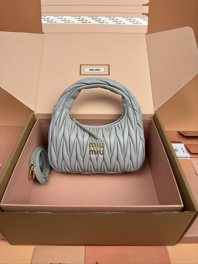 原厂皮 ，配图片包装 特级五金原厂皮 Wander Matelasse羊皮革Hobo手提包 斜挎包～20Cm灰蓝色羊皮 Wander手提包已成经典配饰之。这款迷