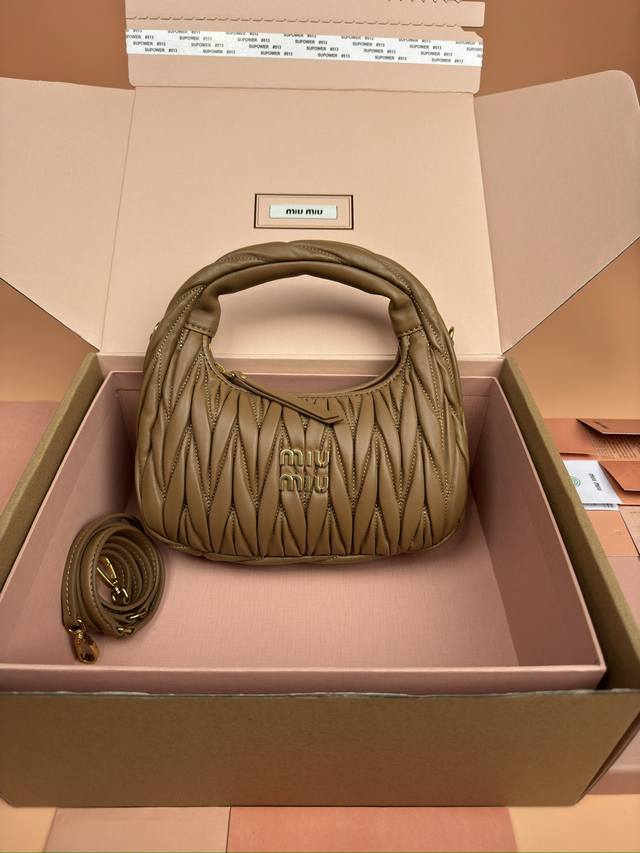 原厂皮 ，配图片包装 特级五金原厂皮 Wander Matelasse羊皮革Hobo手提包 斜挎包～20Cm焦糖羊皮 Wander手提包已成经典配饰之。这款迷你