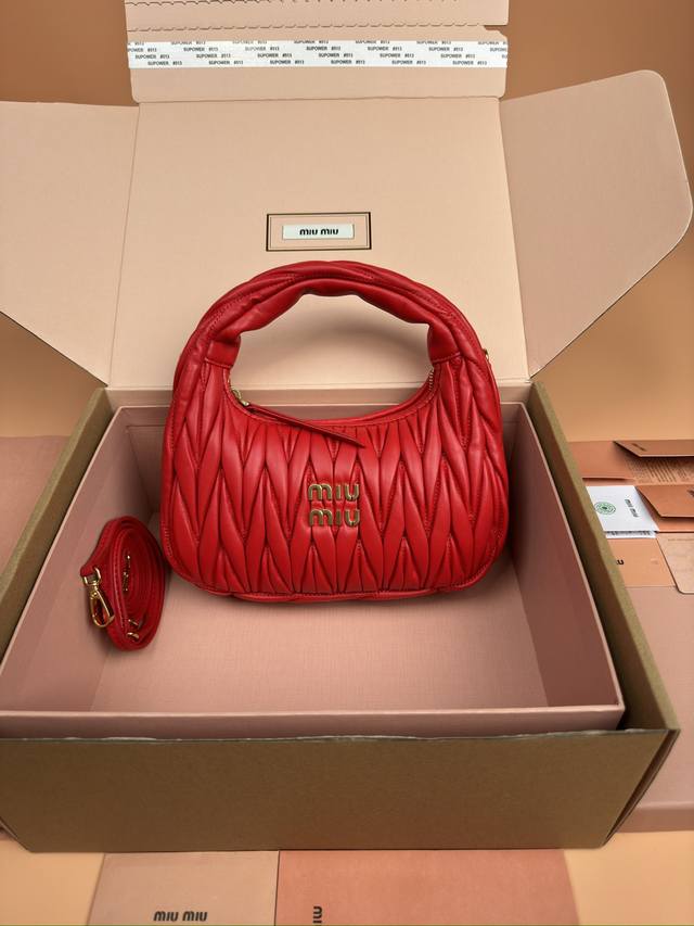 原厂皮 ，配图片包装 特级五金原厂皮 Wander Matelasse羊皮革Hobo手提包 斜挎包～20Cm大红色羊皮 Wander手提包已成经典配饰之。这款迷