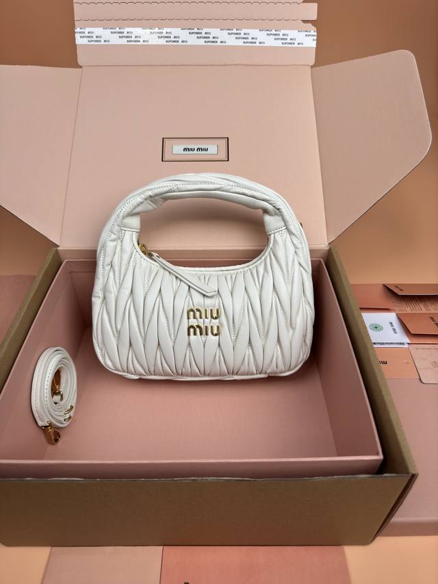 原厂皮 ，配图片包装 特级五金原厂皮 Wander Matelasse羊皮革Hobo手提包 斜挎包～20Cm白色羊皮 Wander手提包已成经典配饰之。这款迷你