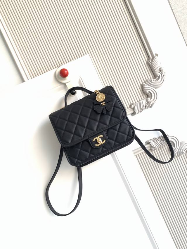 25B 四叶草系列双肩包喜欢双肩包真的别错过荔枝牛皮与砂金质感十足√四叶草勋章配饰吊坠做旧感很强不管是手拎或肩背都是凹造型神器 款号As5715 尺寸：19.5