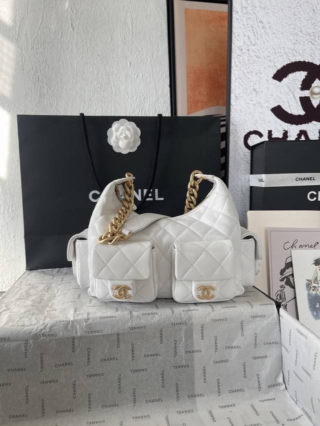 25C爆款抛光羊皮、这只包实物真的是出乎意料的轻巧和好看，+了四个插袋让整个包身都充满能量．链条是粗链条，但整个包上身没什么重量，属于随手一背就出门的包包身是小