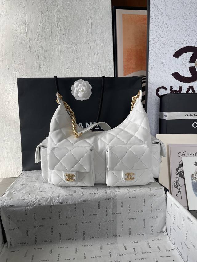 25C爆款抛光羊皮、这只包实物真的是出乎意料的轻巧和好看，+了四个插袋让整个包身都充满能量．链条是粗链条，但整个包上身没什么重量，属于随手一背就出门的包包身是小