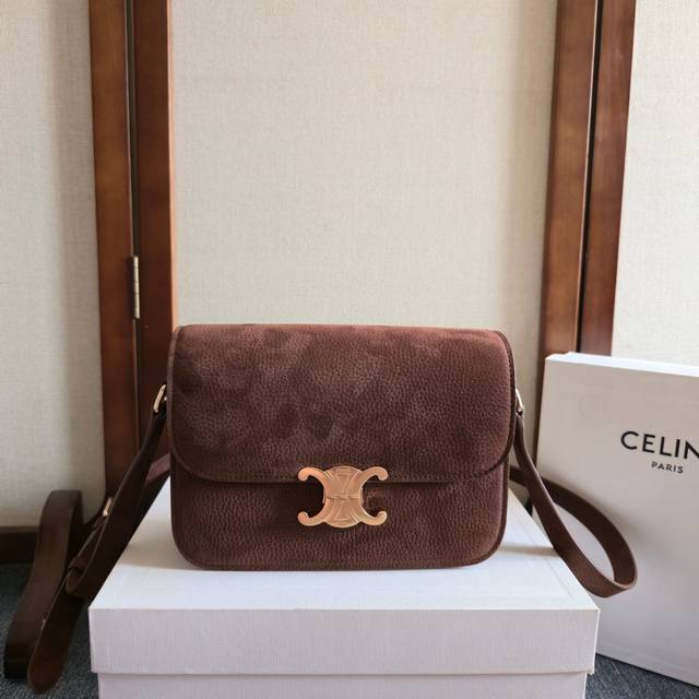 Teen Triomphe 小牛皮手袋 这款采用头层绒面小牛皮制成的Triomphe小号手袋配有一条可调节的真皮肩带和Triomphe专属搭扣 内侧拉链口袋和内