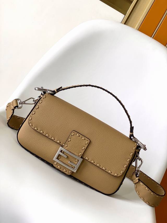 正品级 Fend1 经典中号款式 荔枝纹皮料, 不一样的设计 散发新的时尚感 Size:27-6-15Cm 荔枝：600