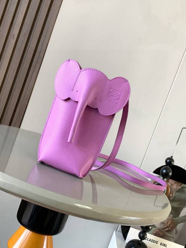 原厂皮 经典牛皮革小象袋小象形状的小包设计感十足的大象系列手机包单肩斜挎背的上身效果都很赞，完全不挑人也不挑衣服设计小众不易撞款，还很百搭完全不是小废包～~出门