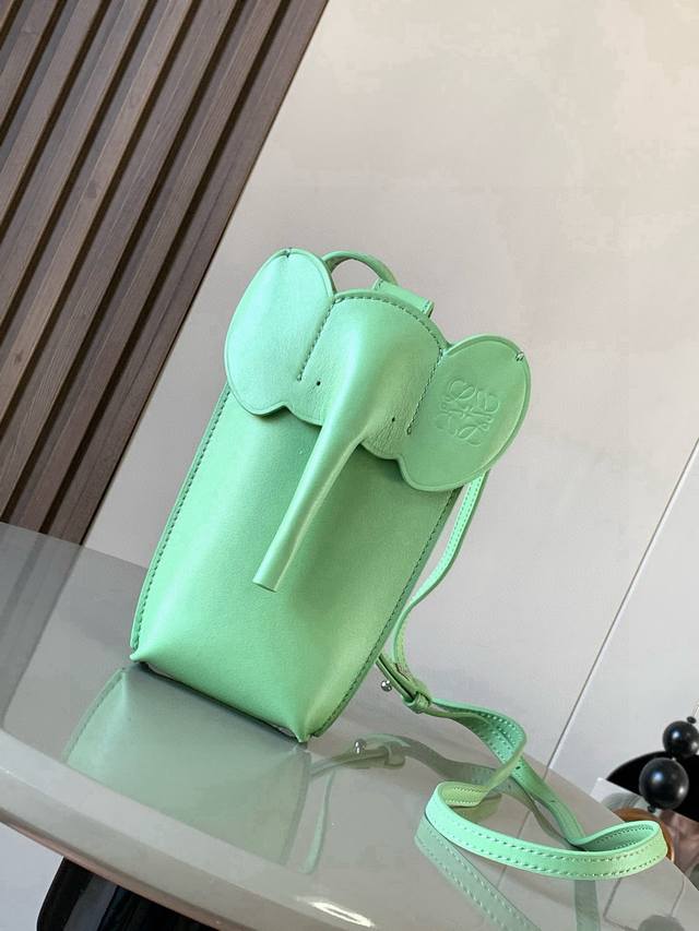 原厂皮 经典牛皮革小象袋小象形状的小包设计感十足的大象系列手机包单肩斜挎背的上身效果都很赞,完全不挑人也不挑衣服设计小众不易撞款,还很百搭完全不是小废包~~出门 原厂皮 经典牛皮革小象袋小象形状的小包设计感十足的大象系列手机包单肩斜挎背的上身效果都很赞,完全不挑人也不挑衣服设计小众不易撞款,还很百搭完全不是小废包~~出门