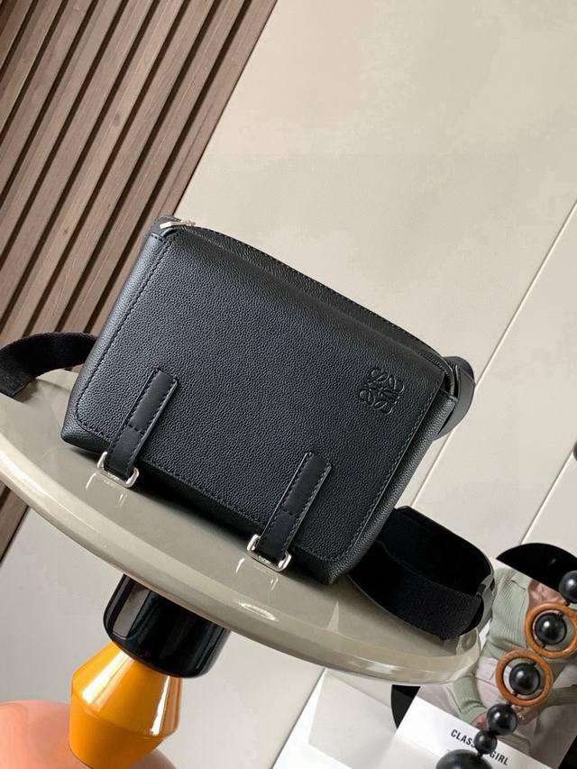 原厂皮 L0Ewe新款Xs邮差包 Military Messenger经典信使包 ，此款一改过去经典邮差包做法，设计了拉链主隔层，前部搭配搭扣打开方式放隐私物品