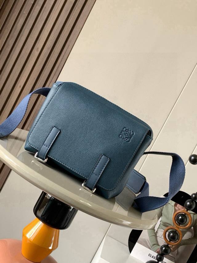 原厂皮 L0Ewe新款Xs邮差包 Military Messenger经典信使包 ,此款一改过去经典邮差包做法,设计了拉链主隔层,前部搭配搭扣打开方式放隐私物品 原厂皮 L0Ewe新款Xs邮差包 Military Messenger经典信使包 ,此款一改过去经典邮差包做法,设计了拉链主隔层,前部搭配搭扣打开方式放隐私物品