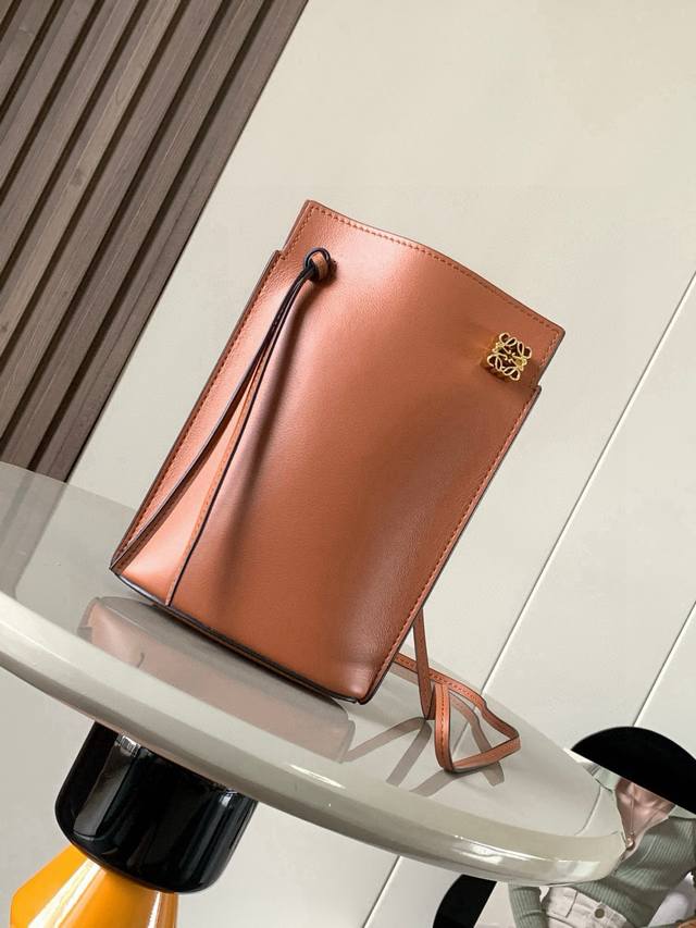 原厂皮 Dice pocket牛皮骰子手机包原厂进口纳帕小牛皮实用小包配有肩带和Anagram立体Logo可肩背或斜挎，带有两条皮革带子，可添加个性化骰子装饰串