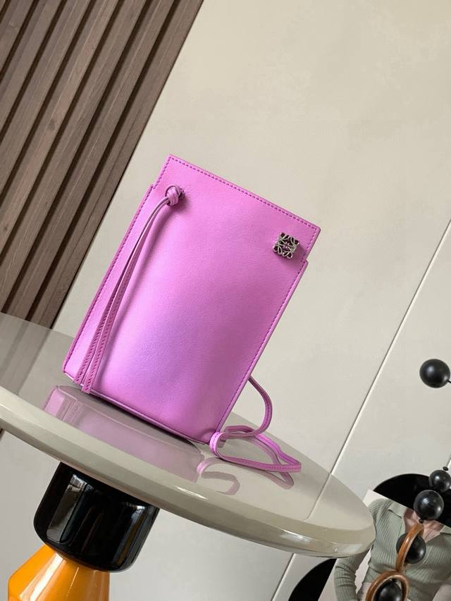 原厂皮 Dice pocket牛皮骰子手机包原厂进口纳帕小牛皮实用小包配有肩带和Anagram立体Logo可肩背或斜挎，带有两条皮革带子，可添加个性化骰子装饰串