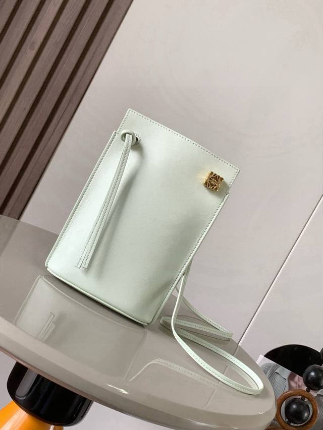 原厂皮 Dice pocket牛皮骰子手机包原厂进口纳帕小牛皮实用小包配有肩带和Anagram立体Logo可肩背或斜挎，带有两条皮革带子，可添加个性化骰子装饰串