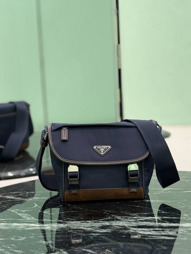 正品级 新款邮差包 小号 这款邮差包採用運動風格設計，飾有麂皮細節 小牛皮 进口尼龙面料组成，容量空间大，配有一条可调节肩带。展現靈活百搭的現代風格。颜色混搭非