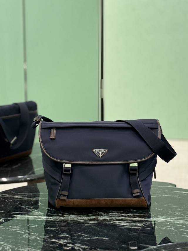 正品级 新款邮差包 大号 这款邮差包採用運動風格設計,飾有麂皮細節 小牛皮 进口尼龙面料组成,容量空间大,配有一条可调节肩带。展現靈活百搭的現代風格。颜色混搭非 正品级 新款邮差包 大号 这款邮差包採用運動風格設計,飾有麂皮細節 小牛皮 进口尼龙面料组成,容量空间大,配有一条可调节肩带。展現靈活百搭的現代風格。颜色混搭非