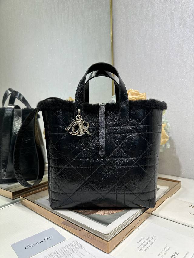 顶级原单Dioralps 中号 Dior Toujours 竖版手袋 裂纹黑拼黑毛 这款 Dior Toujours 竖版手袋来自 Dioralps 限定系列, 顶级原单Dioralps 中号 Dior Toujours 竖版手袋 裂纹黑拼黑毛 这款 Dior Toujours 竖版手袋来自 Dioralps 限定系列,