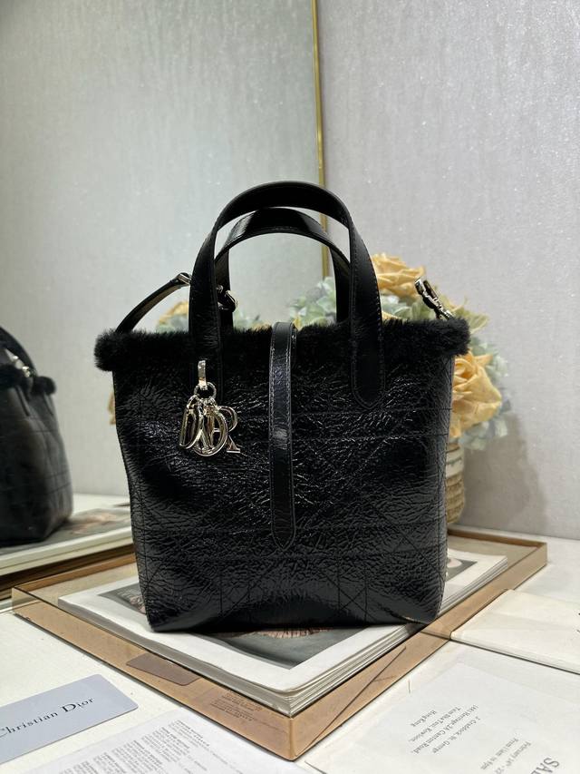 顶级原单Dioralps 小号 Dior Toujours 竖版手袋 裂纹黑拼黑毛 这款 Dior Toujours 竖版手袋来自 Dioralps 限定系列, 顶级原单Dioralps 小号 Dior Toujours 竖版手袋 裂纹黑拼黑毛 这款 Dior Toujours 竖版手袋来自 Dioralps 限定系列,